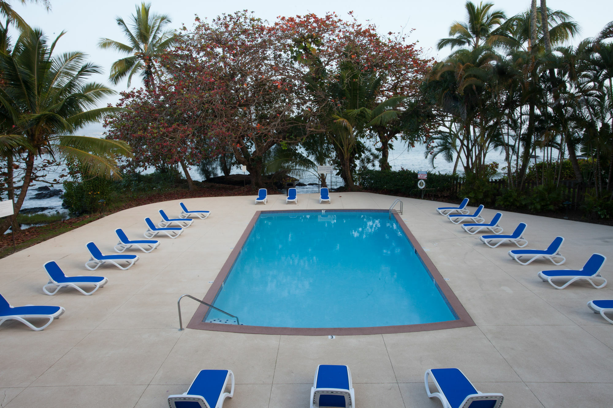 Castle Hilo Hawaiian Hotel Exterior photo